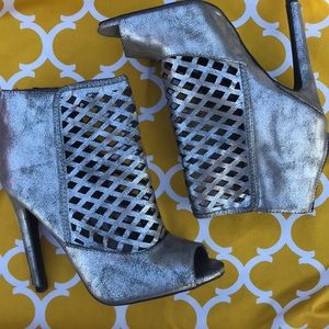 Netted bootie heel
